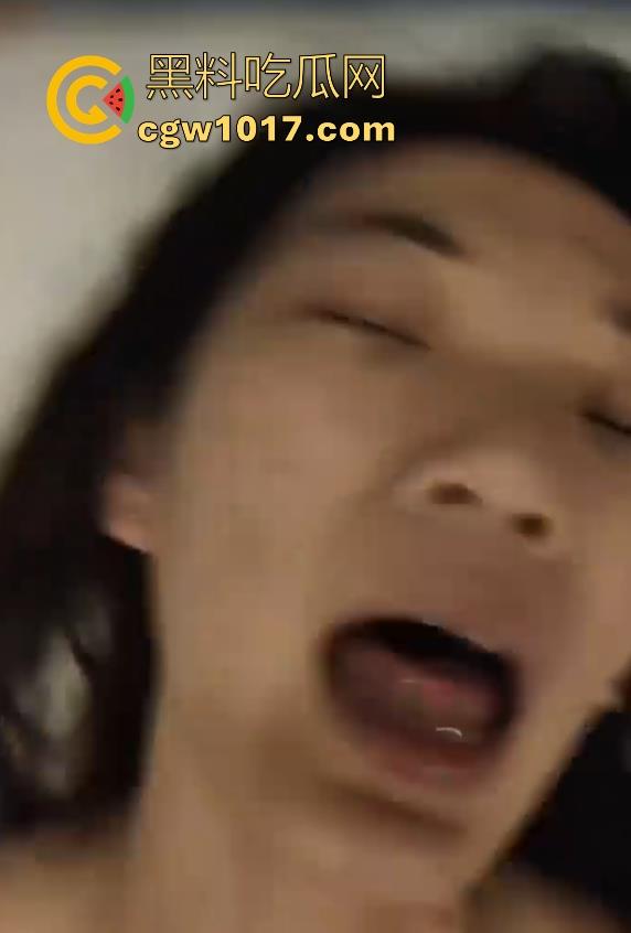 东北师范学大学淫荡小母狗【魏梦】与男友做爱视频曝光，日常花式做爱镜头面前大胆展示小嫩逼，真是应了那句十个眼镜九个骚！-5