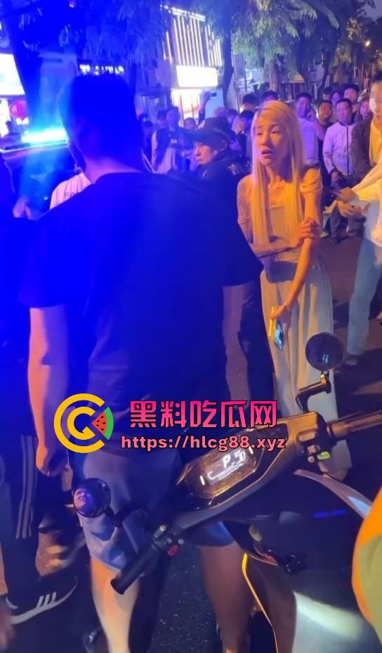 三亚精神小伙被800块一斤的皮皮虾破防,拒付账单 直接从店内打到店外 皮皮虾我都没这么刚!-4