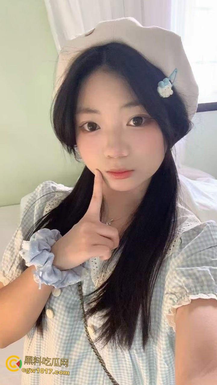 约炮大神【石先生】，约炮极品JK小萝莉，跪地口交被按头深喉，粉裙掀起美腿大开狂操，娇滴滴的呻吟超诱人！-3