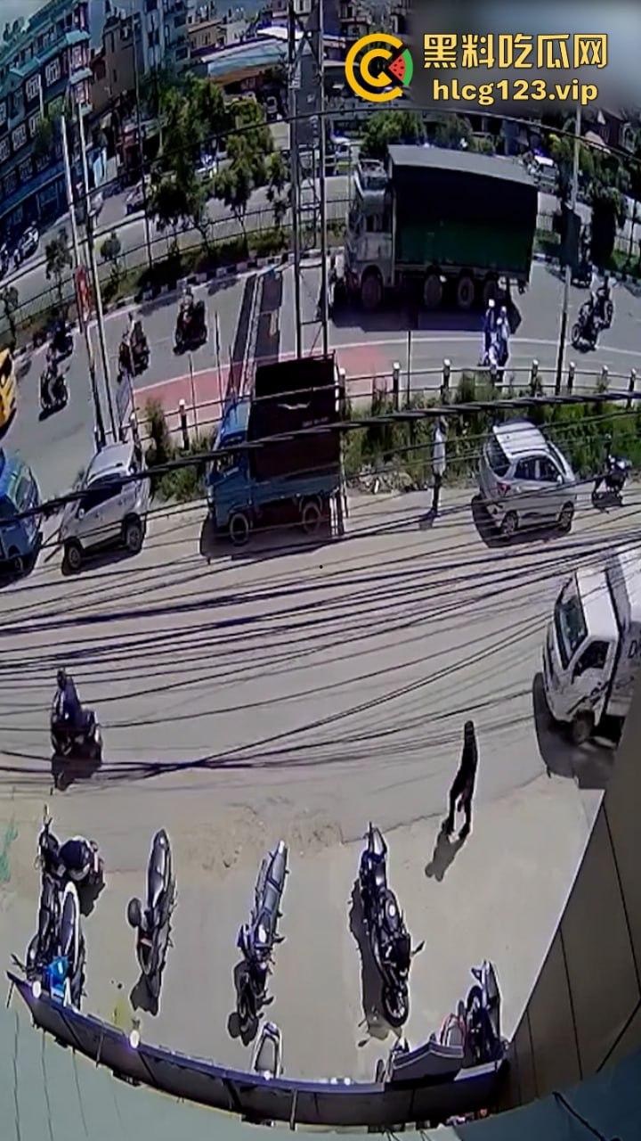 血腥慎点!太惨烈!尼泊尔一男子遭货车碾压拖行 “肠子都出来了!”-1