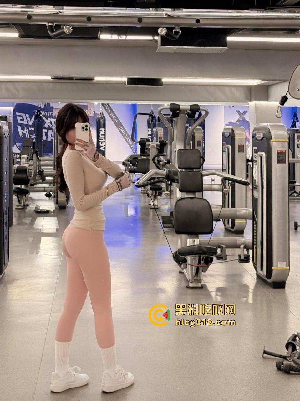 约炮健身女搭子，蜂腰翘臀马甲线，翘臀巨乳美腿修长，无套后入撞击，臀浪翻涌太骚了！-5