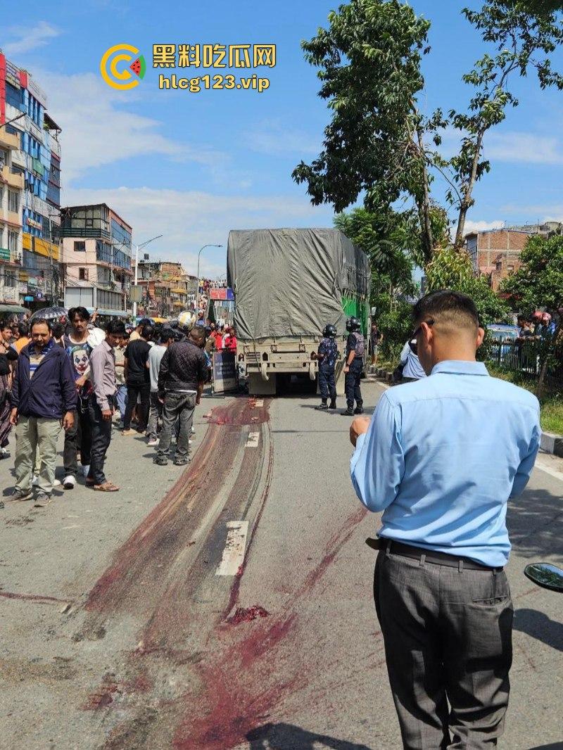 血腥慎点!太惨烈!尼泊尔一男子遭货车碾压拖行 “肠子都出来了!”-3