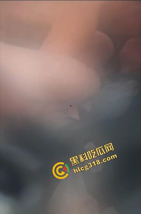 哥们透过玻璃偷拍车震，妹子嫩得像刚成年，结果让个死样男操了，哥们近距离偷拍画面曝光！-7