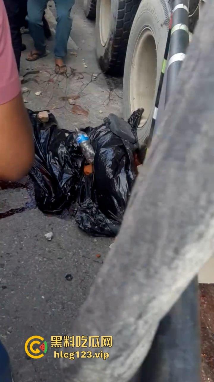 血腥慎点!太惨烈!尼泊尔一男子遭货车碾压拖行 “肠子都出来了!”-7