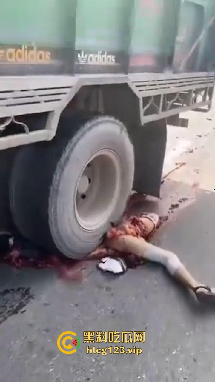 血腥慎点！太惨烈！尼泊尔一男子遭货车碾压拖行 “肠子都出来了！”-12