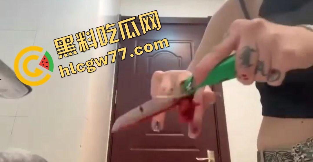 精神小妹为劈腿男友自残！闺蜜背叛，手起刀落中指断，全程一声没叫！-1