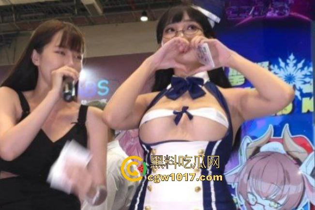 台北成人手游线下活动，建模女神跪地舌舔观众手指，弯腰递周边，曲线炸裂到观众尖叫，荷尔蒙拉满呀！-1