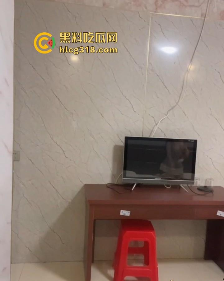 抖音小网红【谁偷了我的么蟹黄包】直播换衣走光，电视里的倒映，映出巨乳的风景，不知是有意为之还是？-6