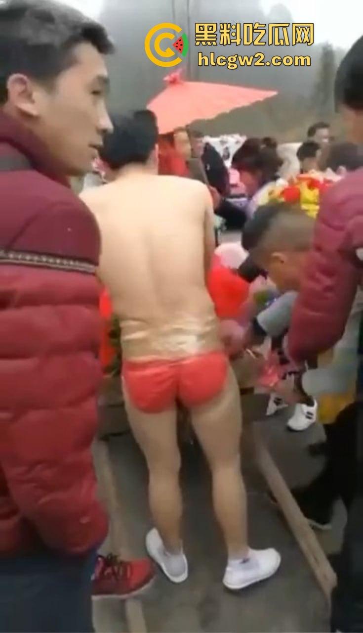 冬天也阻挡不了婚闹骚操作！新郎光着身子拉新娘，挡部麦克风延长到笑裂！-4