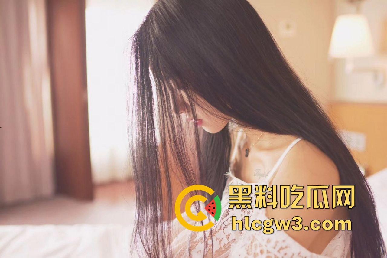 河南婚礼伴娘当场大秀口技吃香蕉 舔舐深喉一气呵成 熟练口技让人怀疑平时练了多少次 吃得又快又深还不断！-1