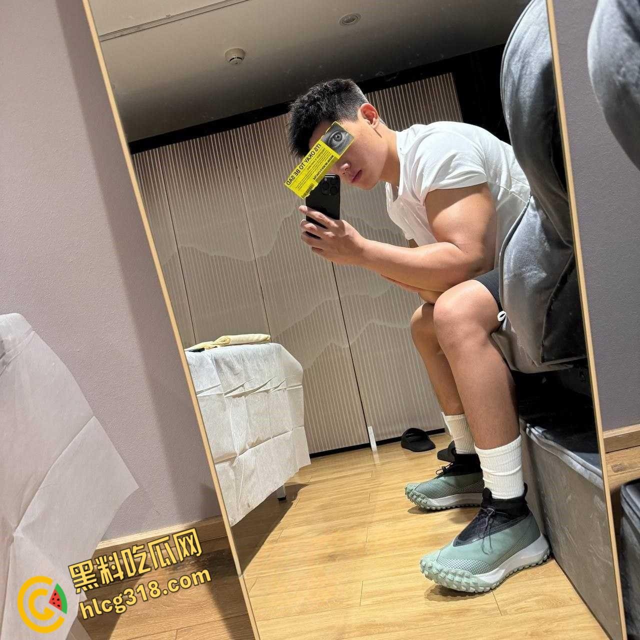 抖音男模约炮女粉丝，黑丝开裆裤性感小翘臀，后入猛猛打桩无套内射！-1