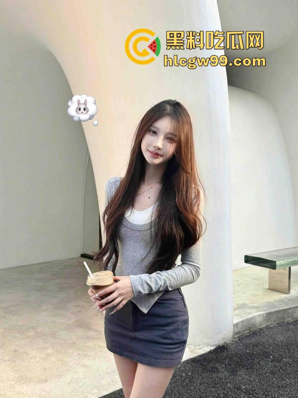 上海宏瑞基商场奈雪门口上演野战教学，小情侣裤子脱一点直接坐上去猛摇，摇摆姿势辣眼睛，刺激拉满！-2