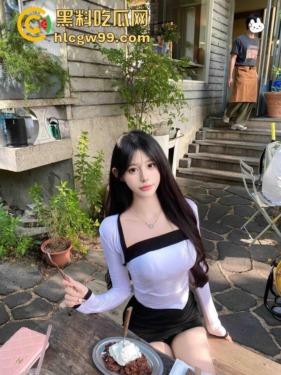 上海宏瑞基商场奈雪门口上演野战教学，小情侣裤子脱一点直接坐上去猛摇，摇摆姿势辣眼睛，刺激拉满！-7