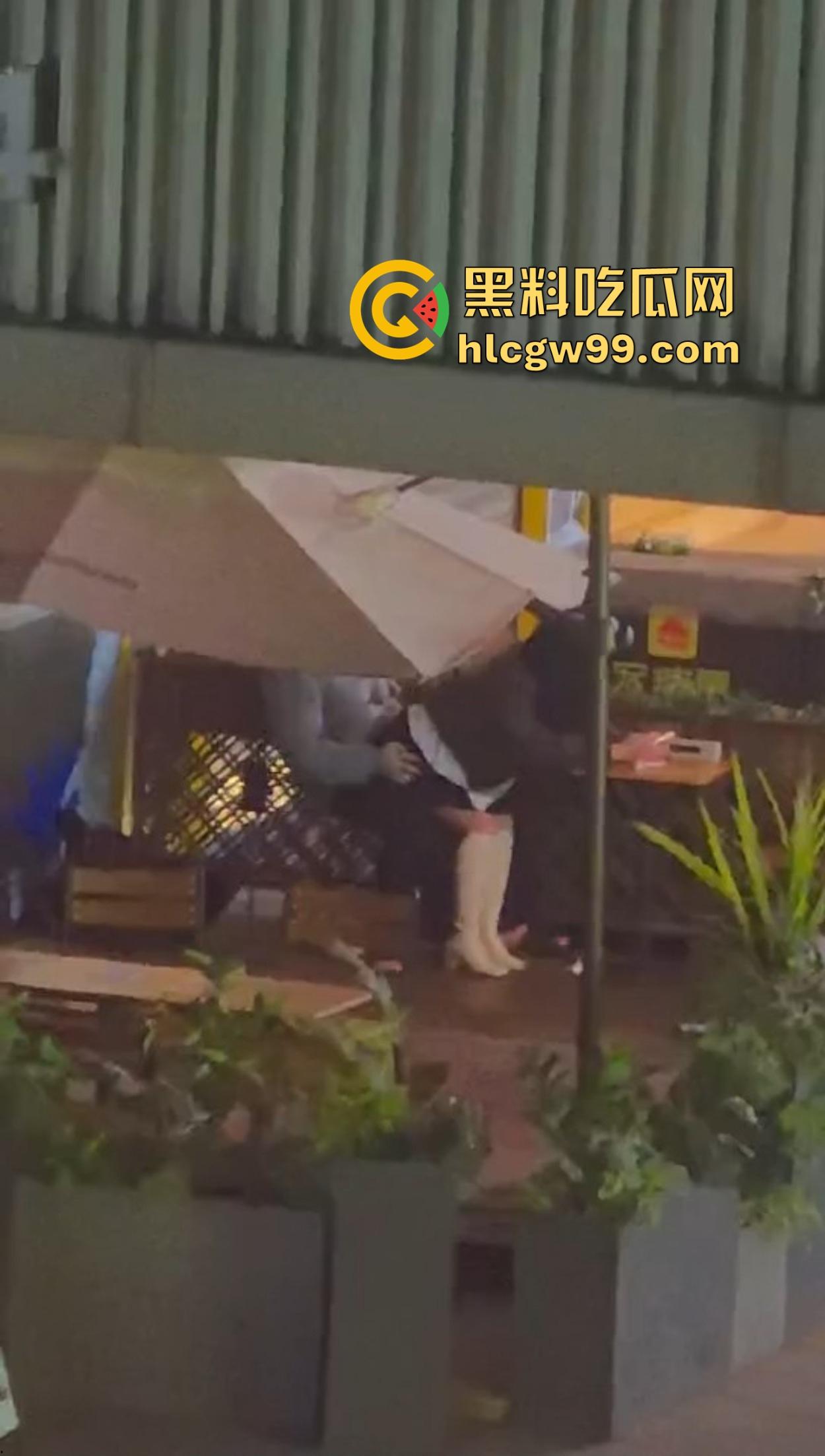 上海宏瑞基商场奈雪门口上演野战教学，小情侣裤子脱一点直接坐上去猛摇，摇摆姿势辣眼睛，刺激拉满！-8