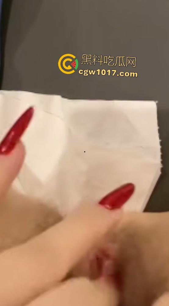 快手【小晴天】掰穴自慰，透明肉丝脱下猛插嫩逼，长美甲抠B不嫌痛，差点抠破阴道，这E罩奶够金主喝一年了！-8