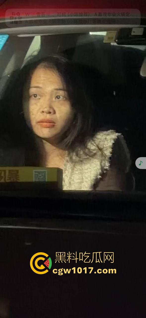 广东省潮州饶平捉奸现场！深夜操完送别人的老婆回家被逮，绿帽老公在车外拿手电一直拍，骚逼还好意思捂脸！-6