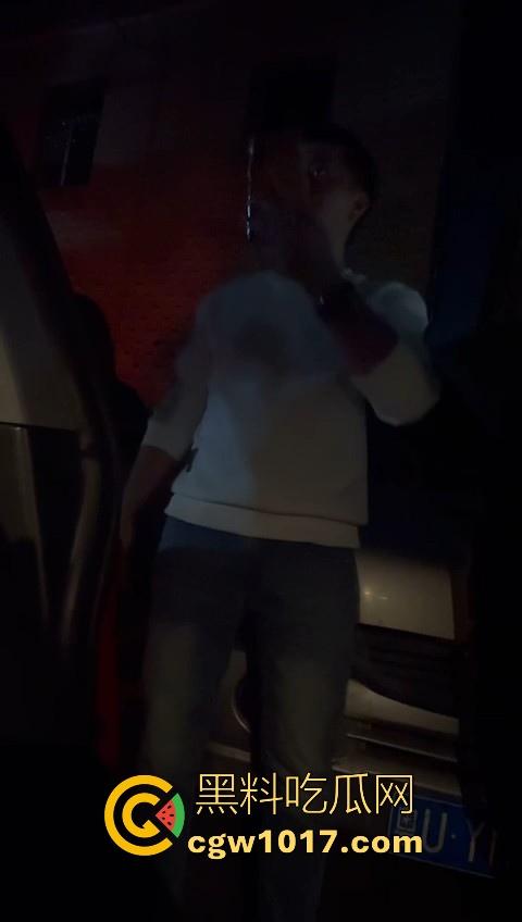 广东省潮州饶平捉奸现场！深夜操完送别人的老婆回家被逮，绿帽老公在车外拿手电一直拍，骚逼还好意思捂脸！-12