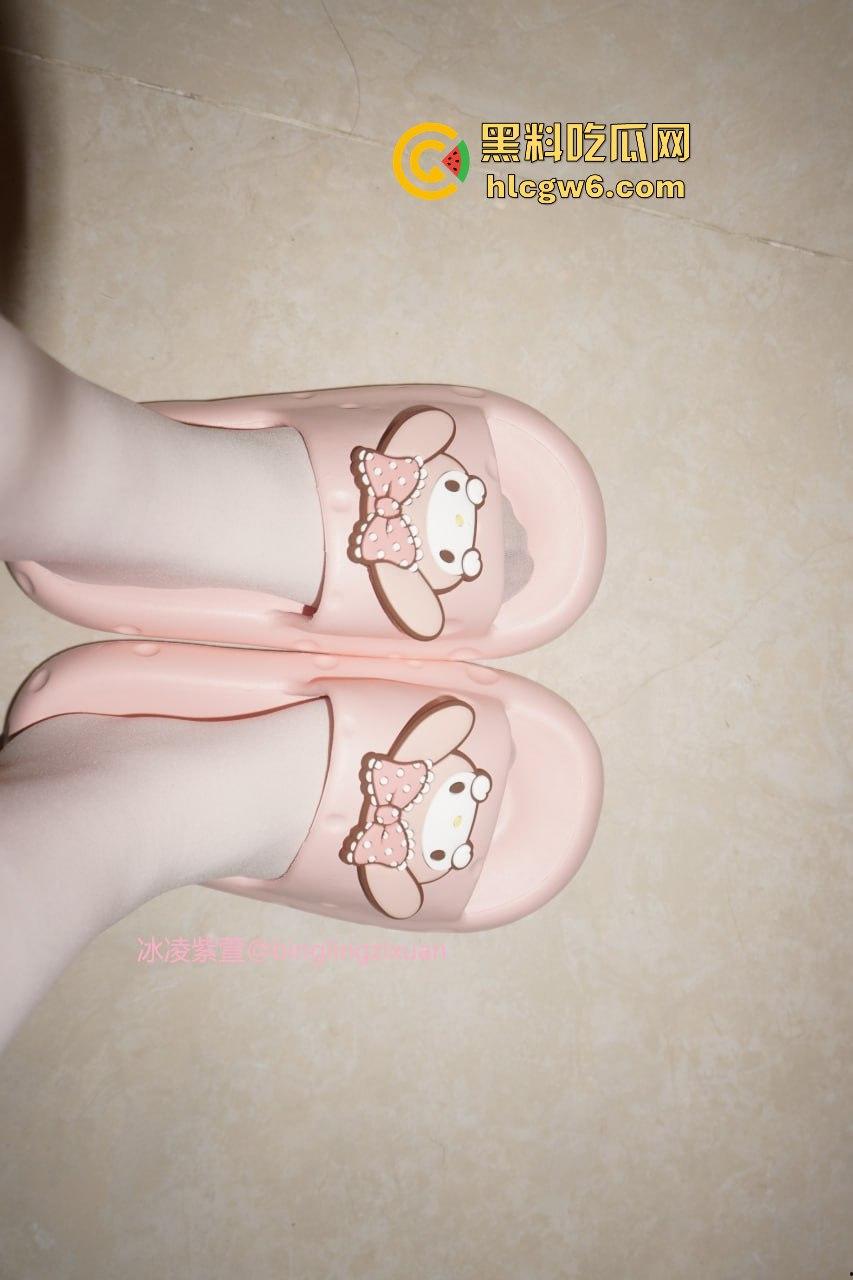 OnlyFans泰国极品骚货情侣【mickeemouse】绿帽癖男友放飞，女友3P、6P大乱斗淫乱得不行！-3