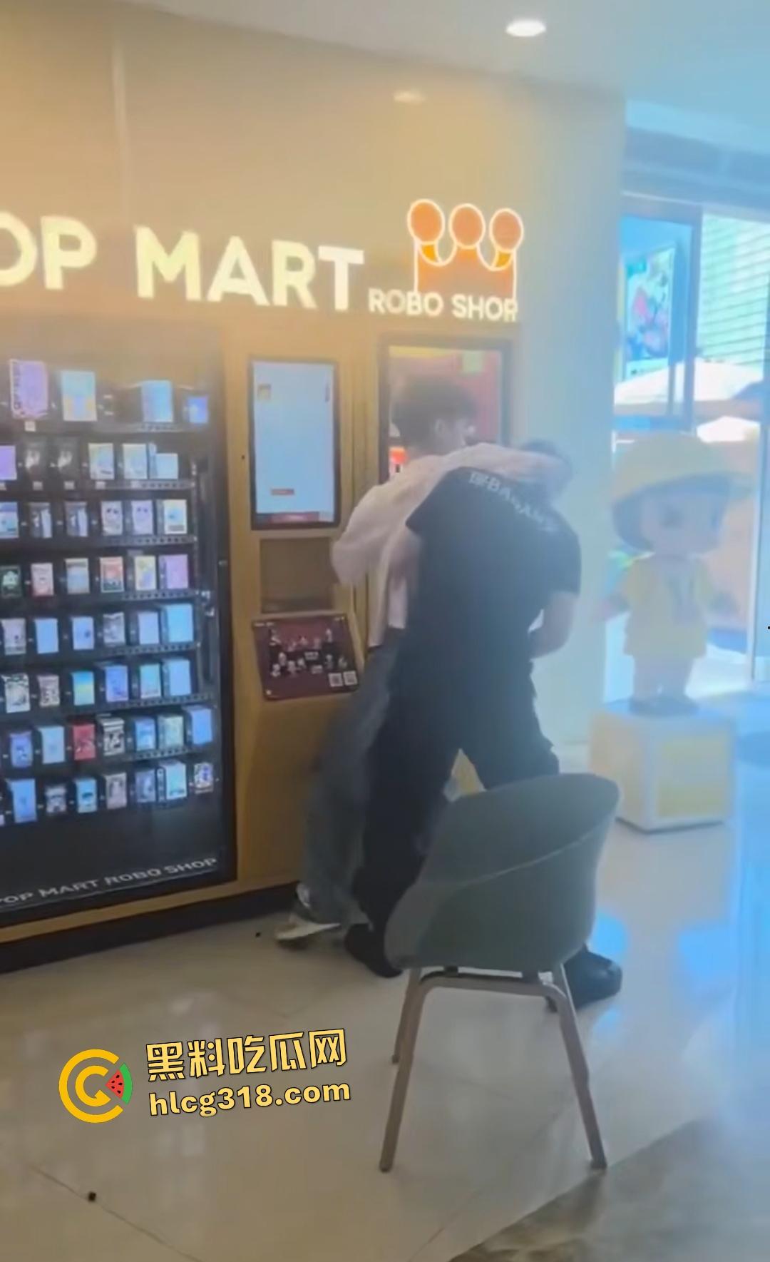 泡泡玛特抢购变脑残大乱斗！粉丝为盲盒挥拳打架，贩卖机前血拼火还有人拿锤子直接开箱！-1