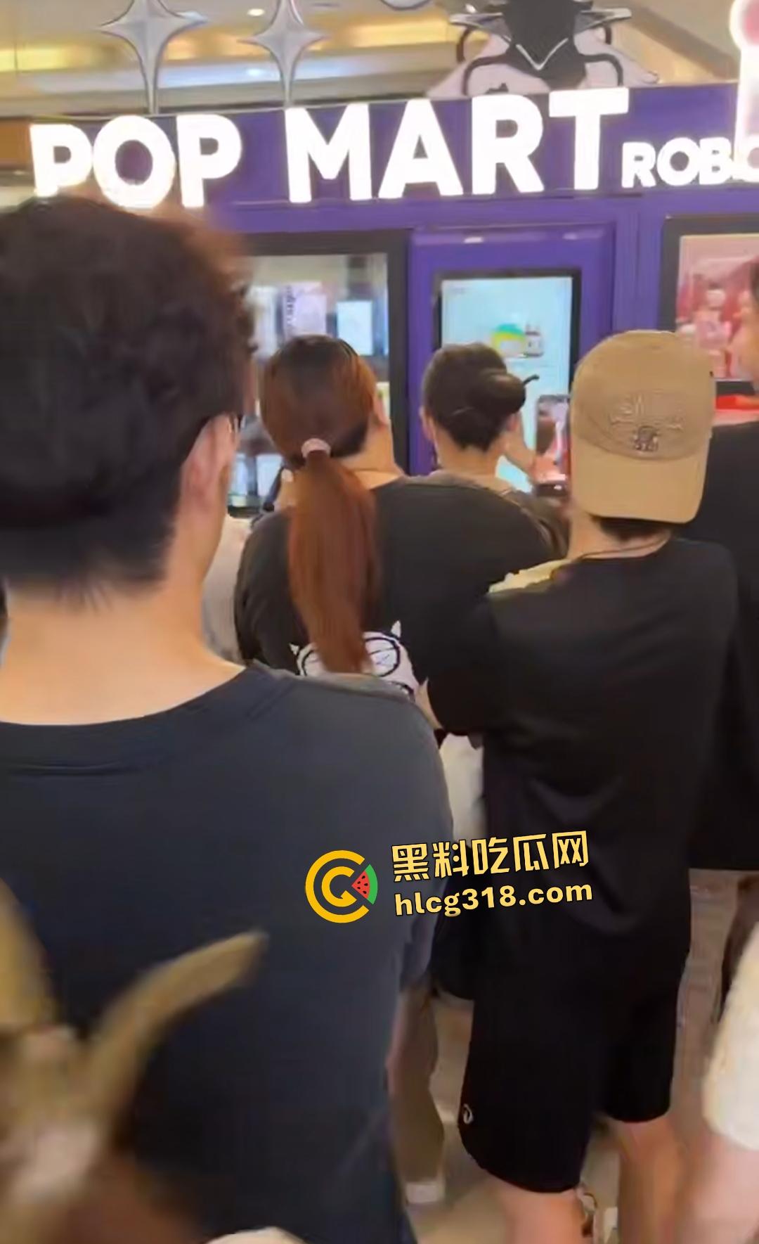 泡泡玛特抢购变脑残大乱斗！粉丝为盲盒挥拳打架，贩卖机前血拼火还有人拿锤子直接开箱！-7