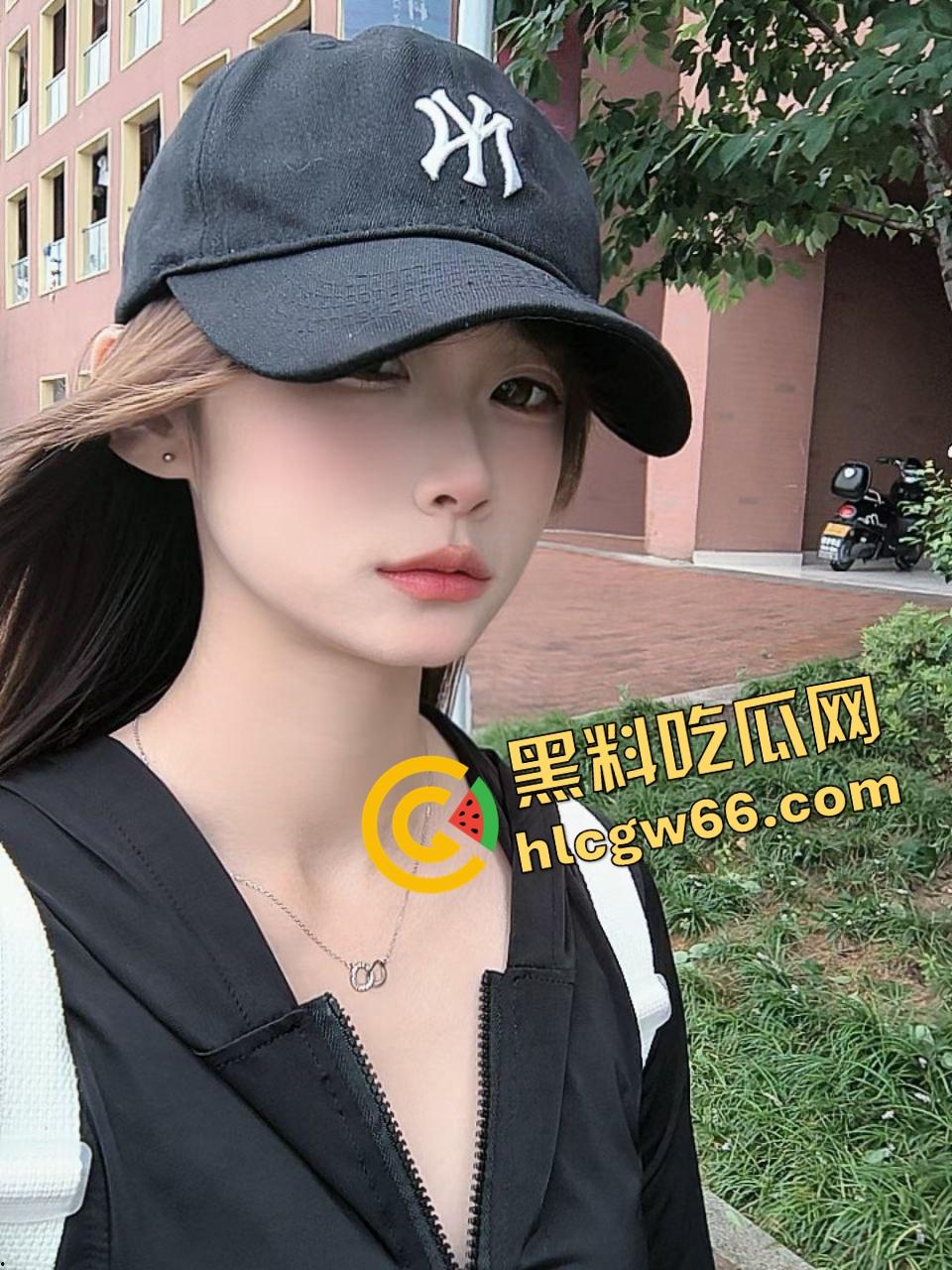 南通小姐姐爆闺蜜成都经济学院『李梦』勾引自己男友，嘴上说姐妹情深，私下跪地含男友鸡巴爽到叫出声！-3