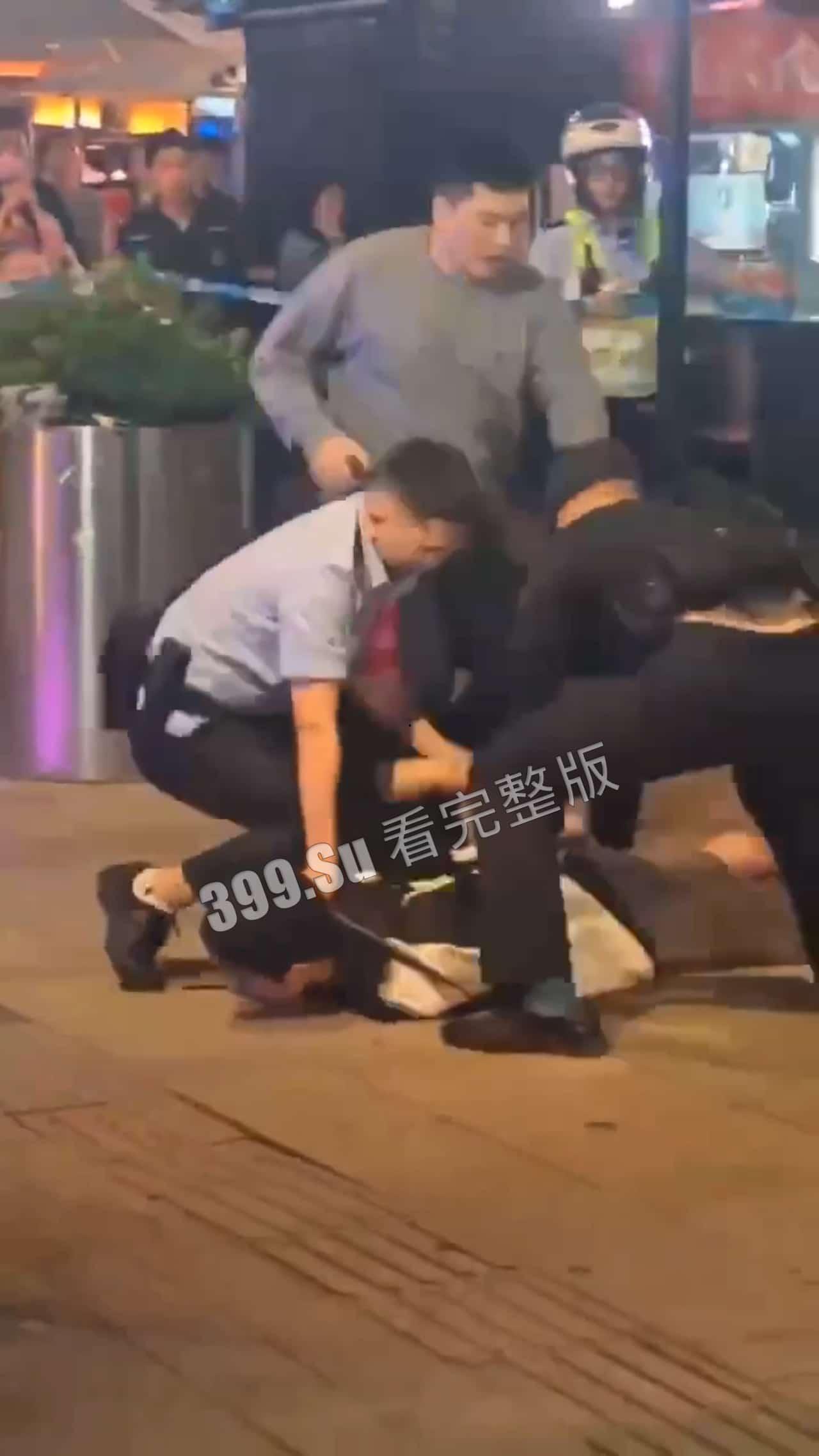 5月11日 重庆 九街 发生砍人事件，砍人者在砍人后没有离开现场，选择投降，随后被赶来的警察制服，目前原因不明 #刀仔-5