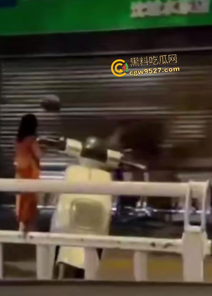 福建三明扬祖大药房老板娘偷情，被老公当场抓到，情夫躲药店不敢出来，路人看这女人这么老以为是他妈！-4