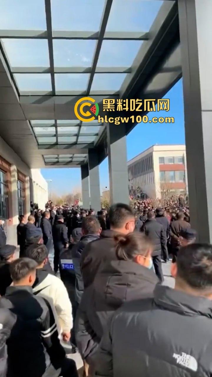 蒲城职高男生坠楼事件矛盾激化  现场禁传视频流出！上万家长围堵副校长愤怒挥拳 武警吓得把高压水枪都拿出来了-7