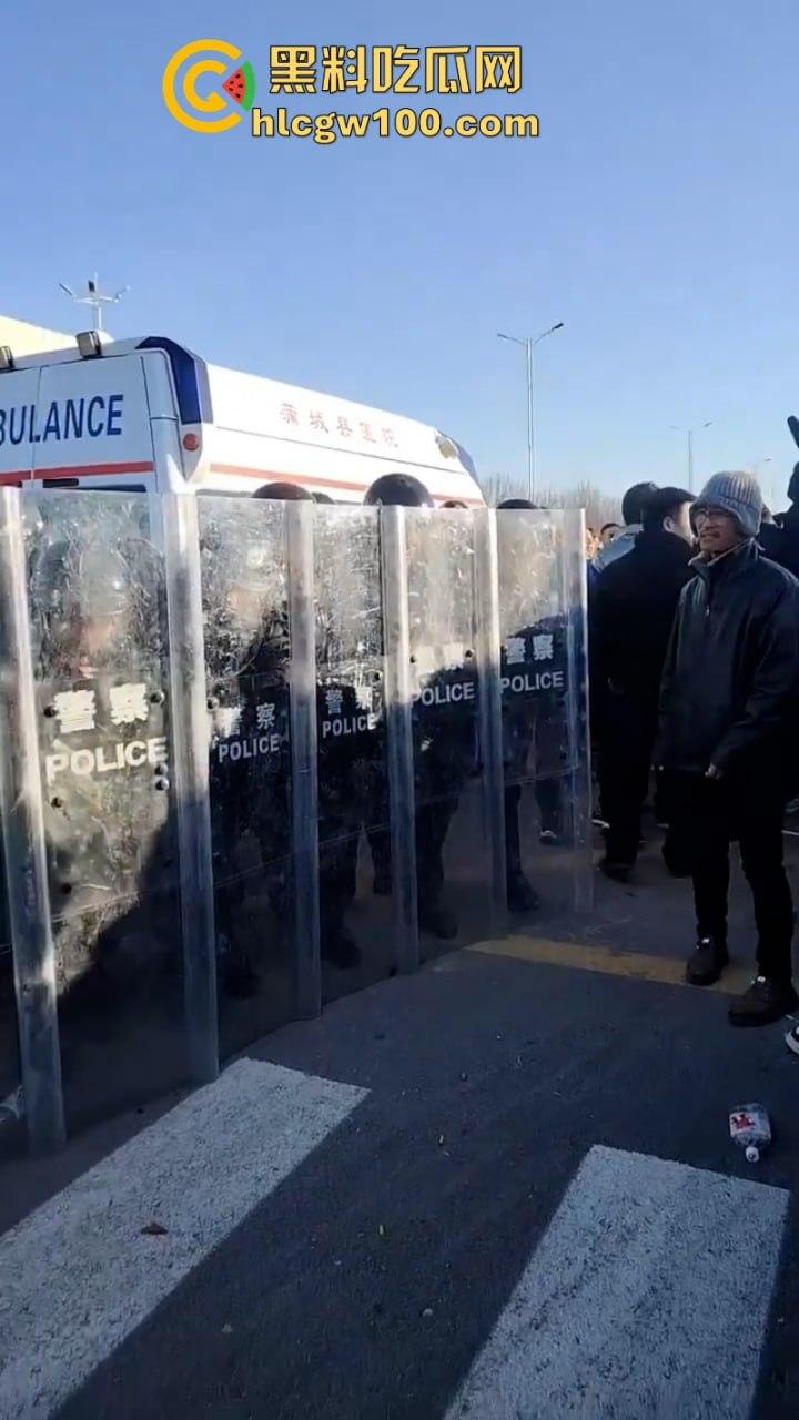蒲城职高男生坠楼事件矛盾激化  现场禁传视频流出！上万家长围堵副校长愤怒挥拳 武警吓得把高压水枪都拿出来了-8
