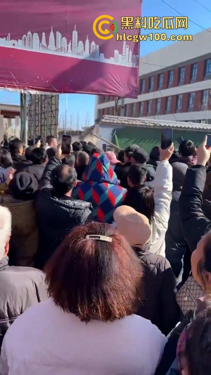 蒲城职高男生坠楼事件矛盾激化  现场禁传视频流出！上万家长围堵副校长愤怒挥拳 武警吓得把高压水枪都拿出来了-12