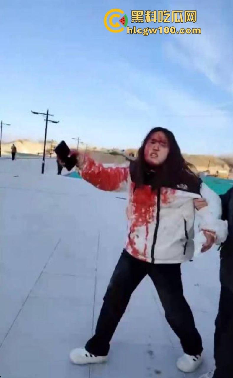 蒲城职高男生坠楼事件矛盾激化  现场禁传视频流出！上万家长围堵副校长愤怒挥拳 武警吓得把高压水枪都拿出来了-14