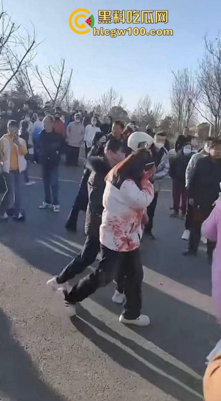 蒲城职高男生坠楼事件矛盾激化  现场禁传视频流出！上万家长围堵副校长愤怒挥拳 武警吓得把高压水枪都拿出来了-15