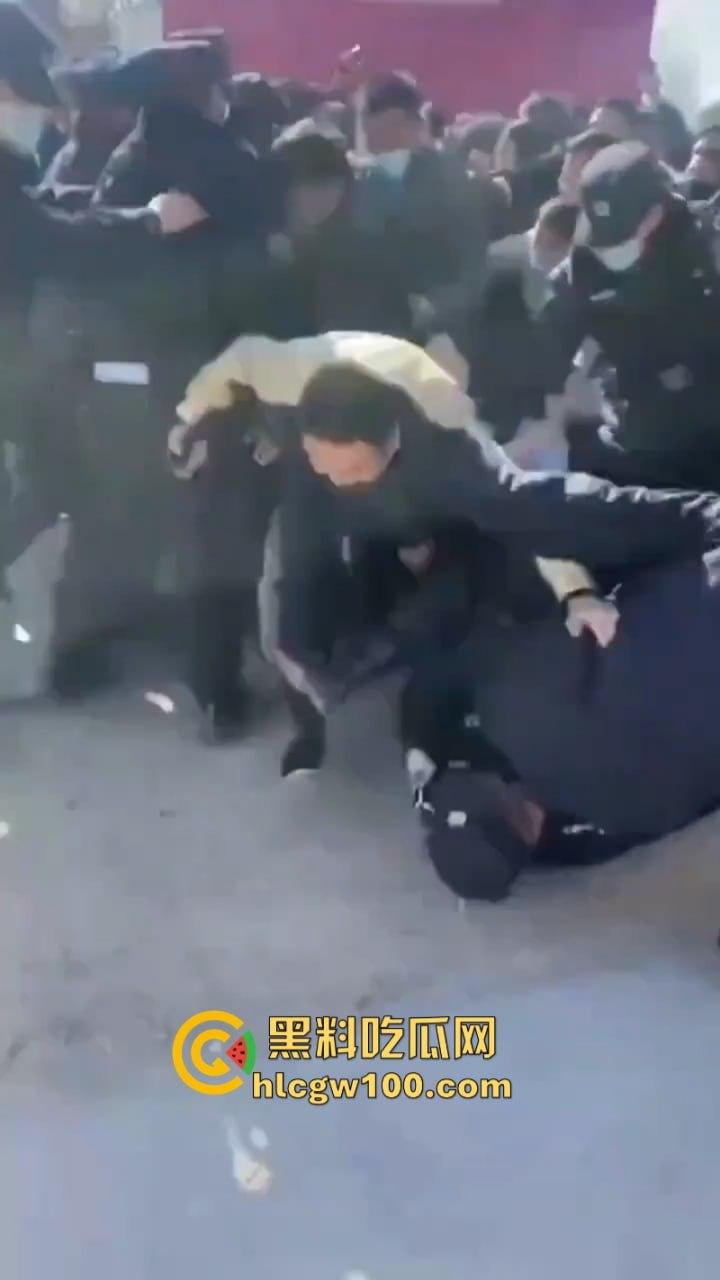 蒲城职高男生坠楼事件矛盾激化  现场禁传视频流出！上万家长围堵副校长愤怒挥拳 武警吓得把高压水枪都拿出来了-20