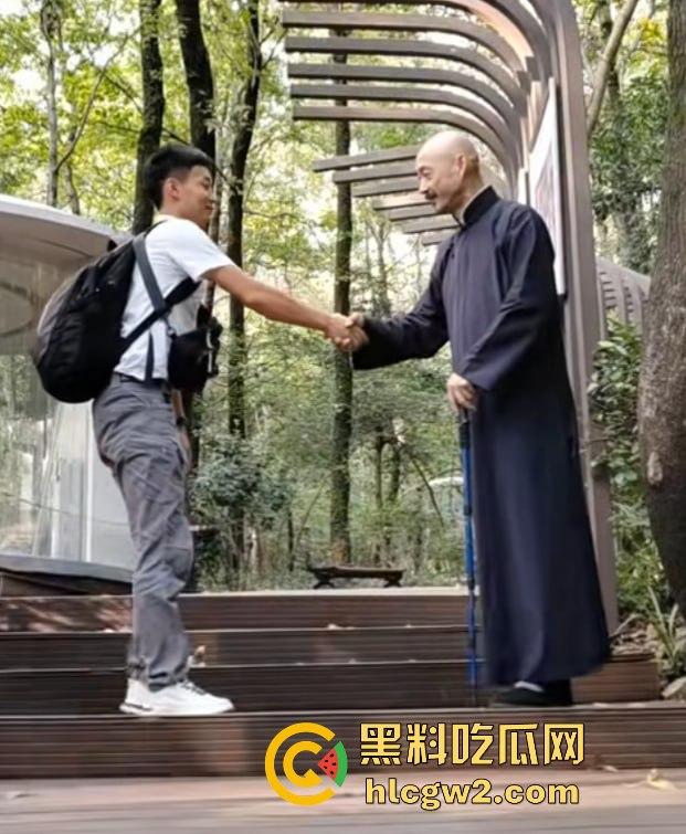 『蒋中正』复活在南京中山陵？男子COS得煞有其事，警察一来扭头就跑，黄埔精神呢？-8