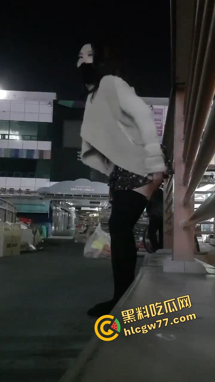 厦门街头任务式调教，鸡巴随时随地上线，穿裙子就是方便完成主人的命令！-14