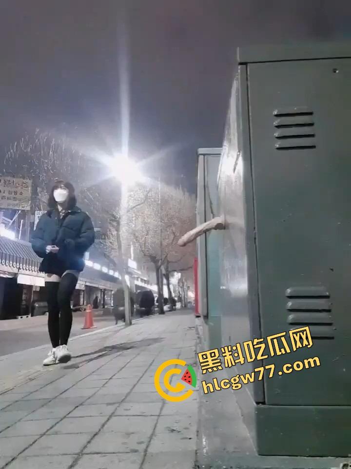 厦门街头任务式调教，鸡巴随时随地上线，穿裙子就是方便完成主人的命令！-15