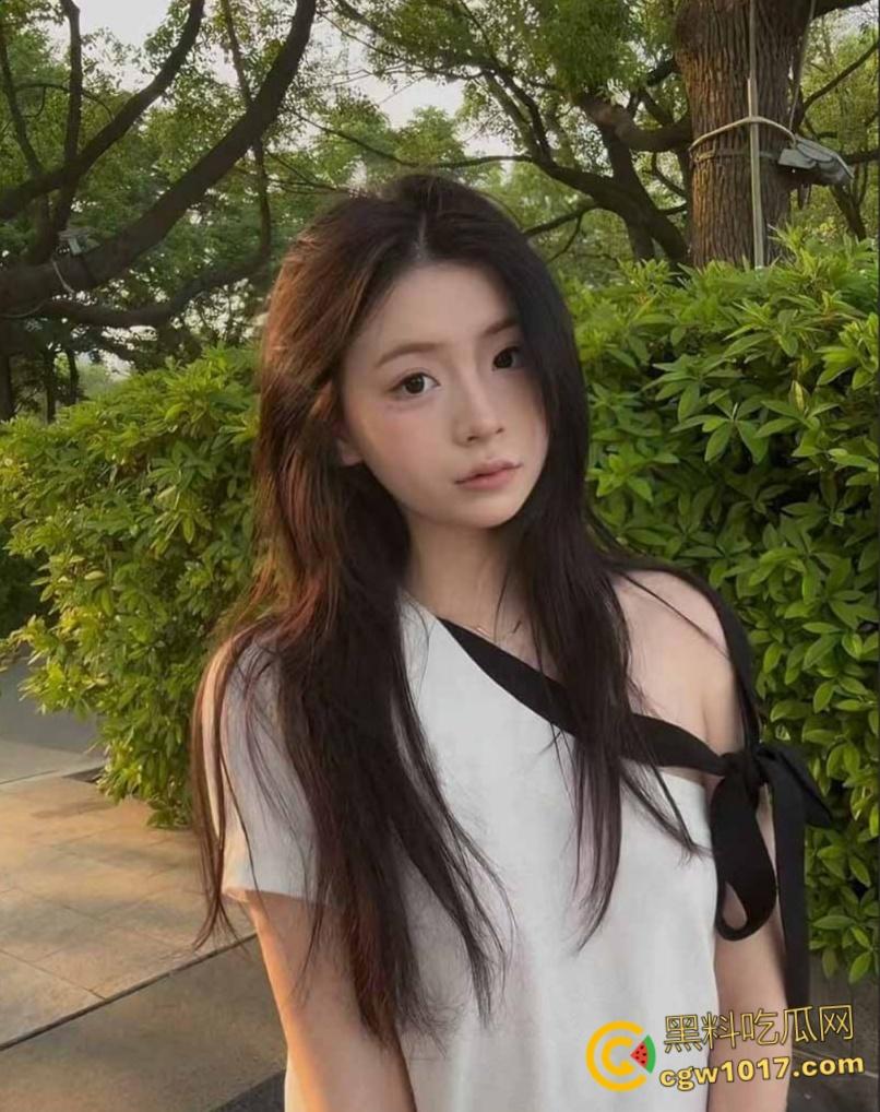 湖北荆州小母狗【黄媛媛】，夜店天天勾引小奶狗约炮，伸出舌头渴望精液，柳腰巨乳被按在床上大力抽插！-1