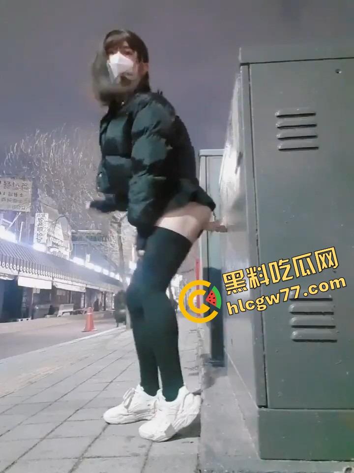 厦门街头任务式调教，鸡巴随时随地上线，穿裙子就是方便完成主人的命令！-18