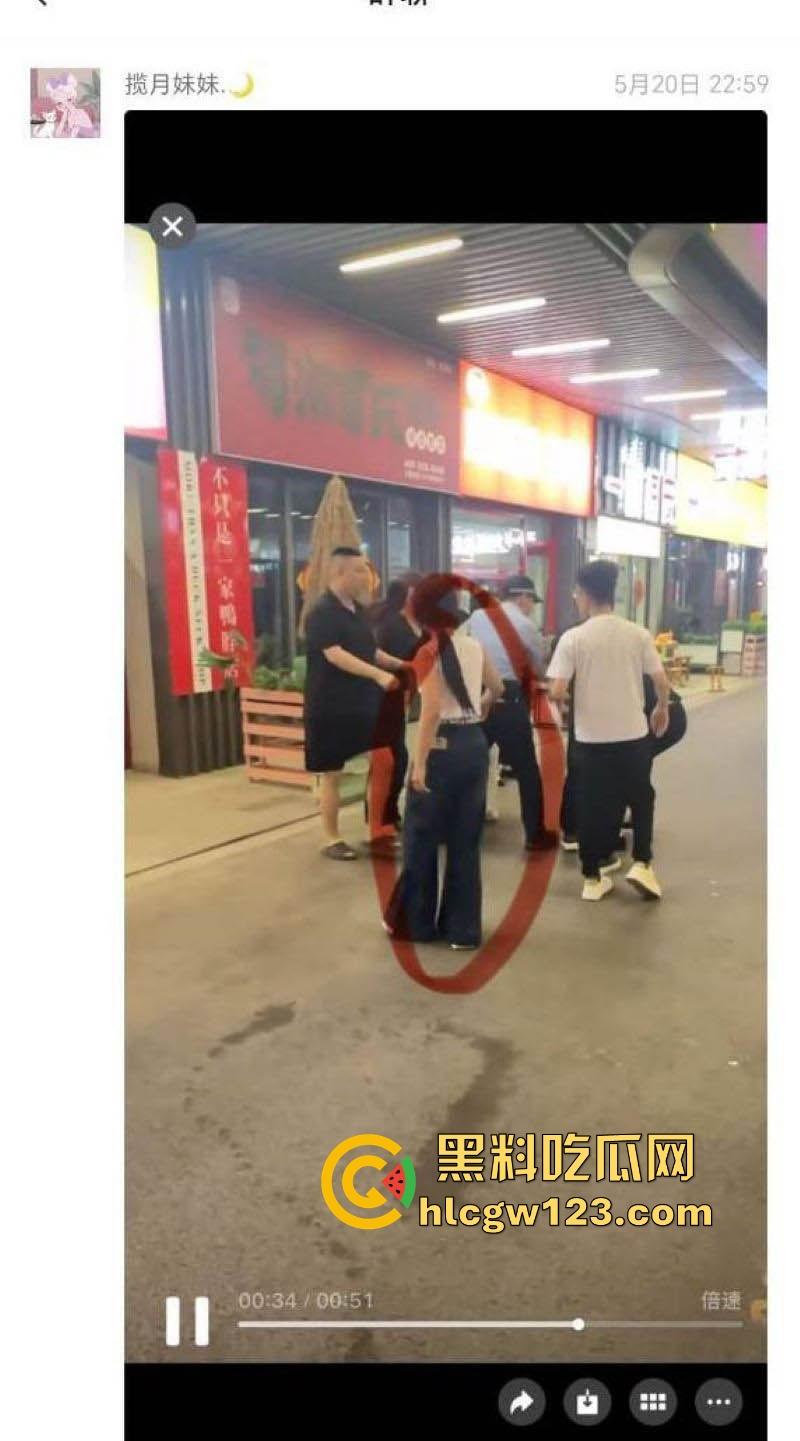 520抓奸撕逼大戏！新泰世纪缘珠宝【马丙翠】插足婚姻被原配当场暴打 从商场里揍到大街 保安都拦不住！-4