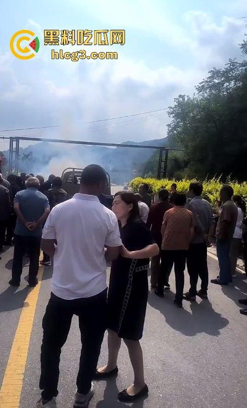 天下之大无奇不有啊！山西晋中抖音【果任儿】婆家人不给见孩子喝农药去世 丧礼办阴婚！-3