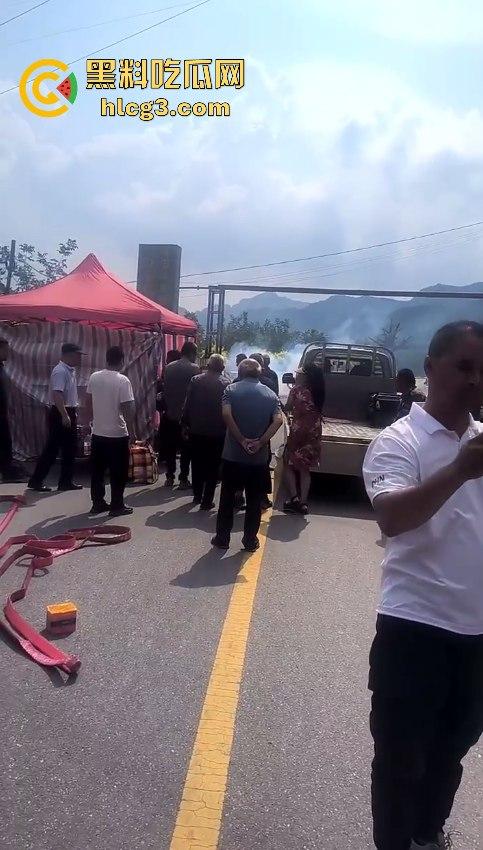 天下之大无奇不有啊！山西晋中抖音【果任儿】婆家人不给见孩子喝农药去世 丧礼办阴婚！-6