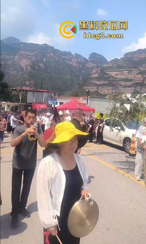 天下之大无奇不有啊！山西晋中抖音【果任儿】婆家人不给见孩子喝农药去世 丧礼办阴婚！-7