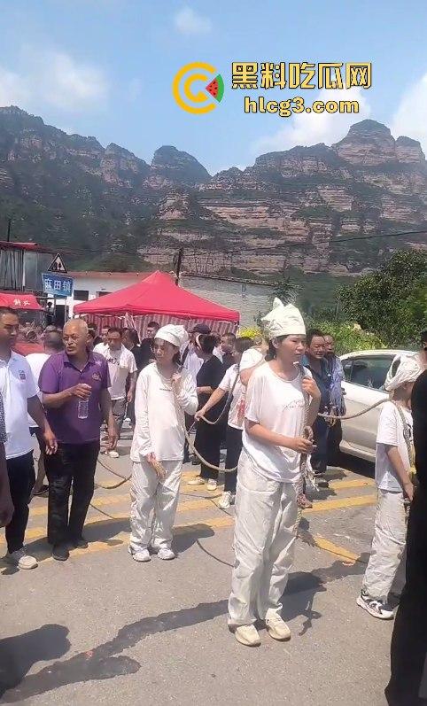 天下之大无奇不有啊！山西晋中抖音【果任儿】婆家人不给见孩子喝农药去世 丧礼办阴婚！-8