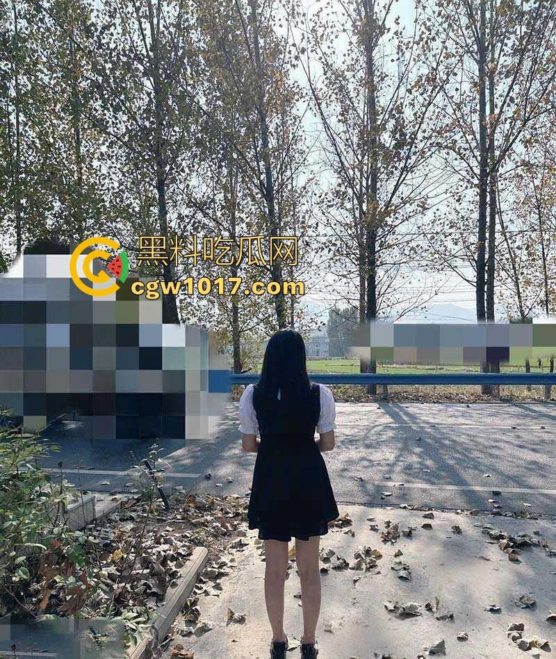 跟妹妹公园户外打野炮，撩起裙子就是操，无套后入刺激得不行，享受这种野外打炮带来的刺激感！-3