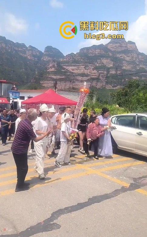 天下之大无奇不有啊！山西晋中抖音【果任儿】婆家人不给见孩子喝农药去世 丧礼办阴婚！-9
