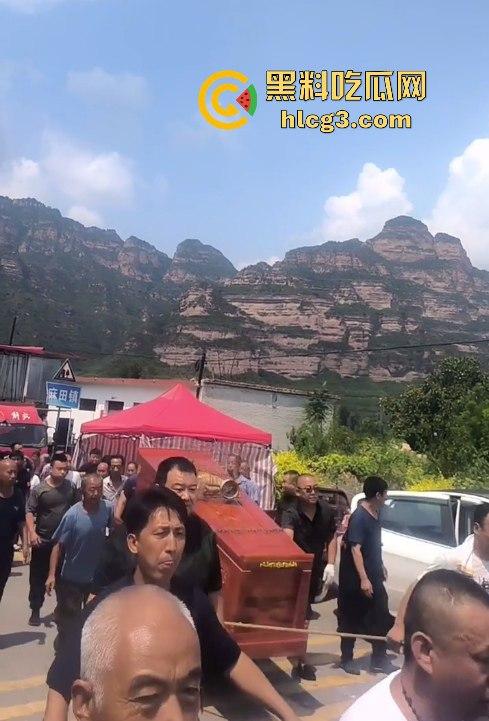 天下之大无奇不有啊！山西晋中抖音【果任儿】婆家人不给见孩子喝农药去世 丧礼办阴婚！-10