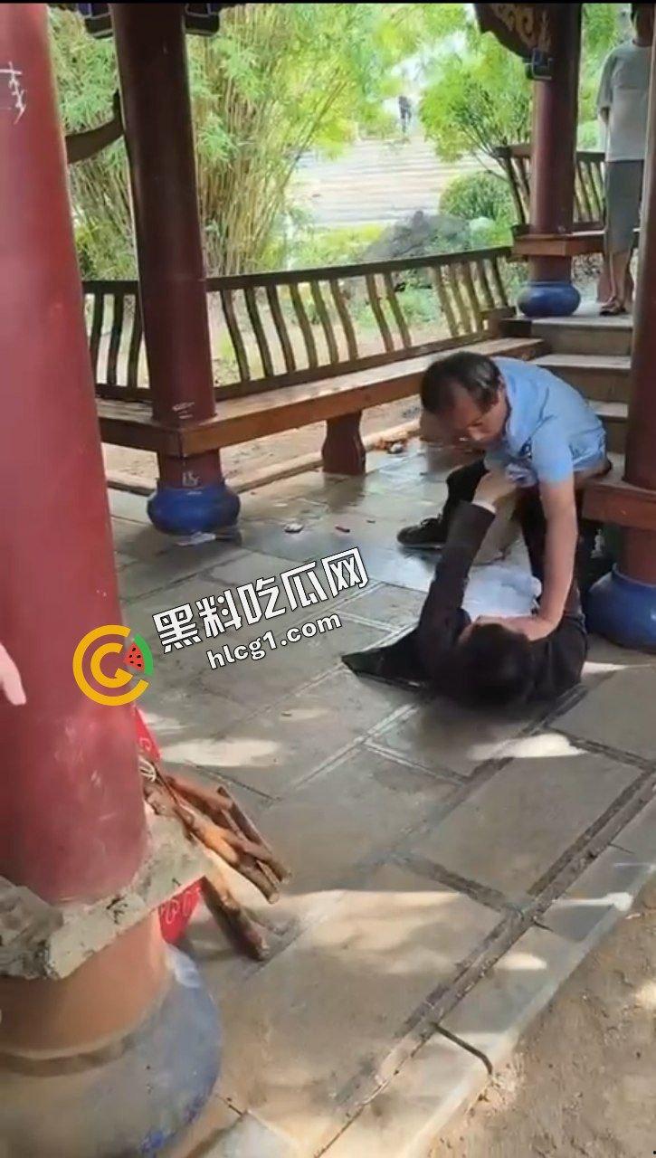 六盘水盘州胜境广场 众人闲暇之余下象棋 保安老头打输后说旁人指导男子才赢的 于是大打出手-3