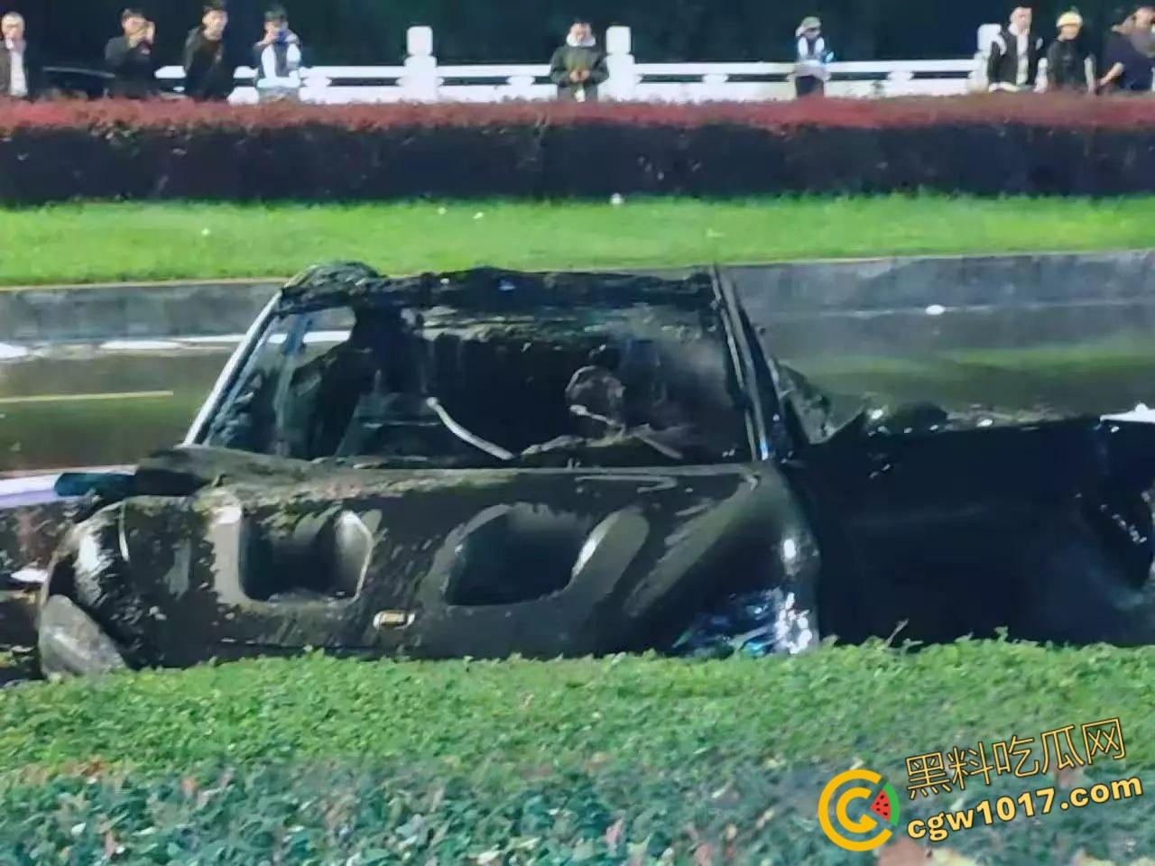 四川成都小米SU7追尾起火，路人胳膊砸到出血，也没能打开窗户，等消防人员开车门时，已经车毁人亡了！-2