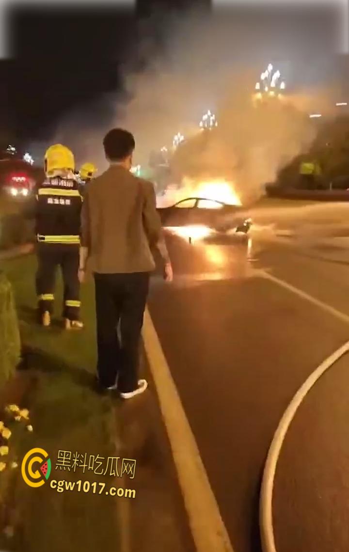 四川成都小米SU7追尾起火，路人胳膊砸到出血，也没能打开窗户，等消防人员开车门时，已经车毁人亡了！-7