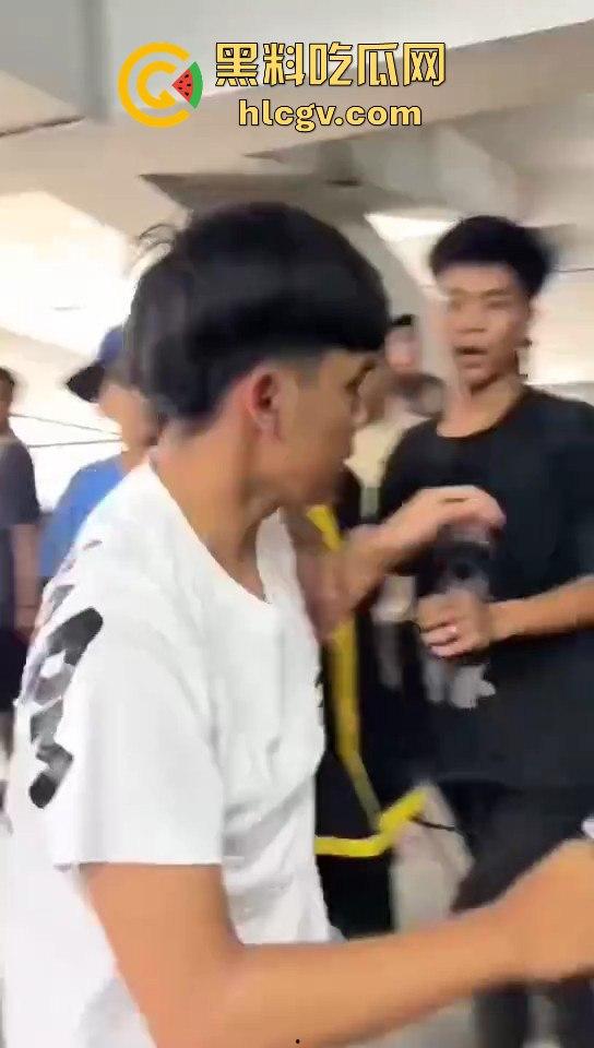 印尼小哥带别人老婆车震，被老公当场抓包！慌乱逃跑上演车库逃亡！-1